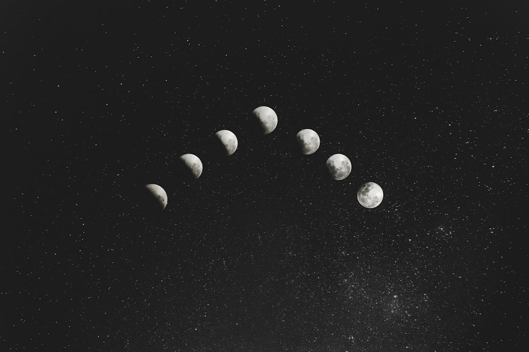 Simple Steps for Drawing a Moon: Easy Tutorial